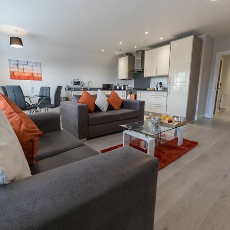 Helios Court Penthouse Serviced Apartment By Ferndale Мейдънхед Екстериор снимка