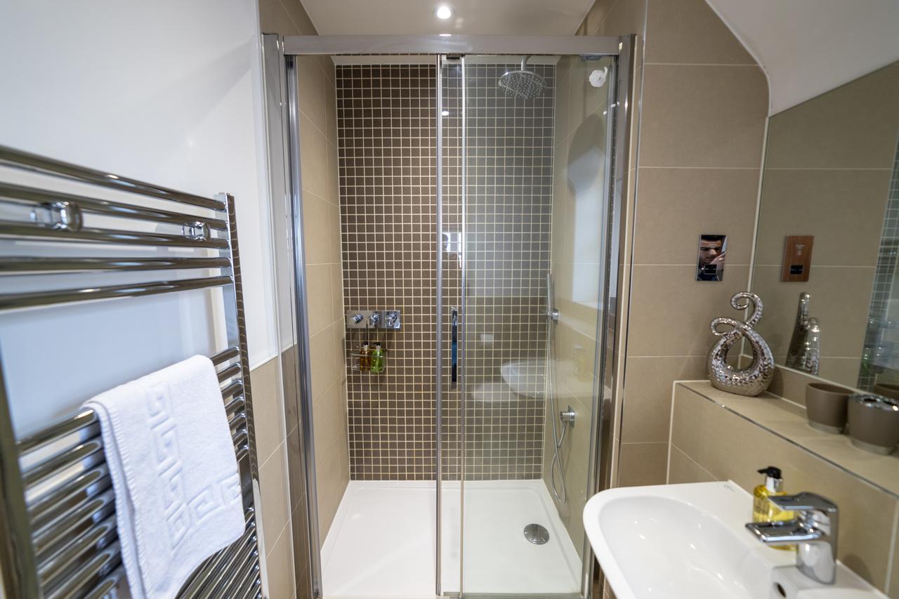 Helios Court Penthouse Serviced Apartment By Ferndale Мейдънхед Екстериор снимка
