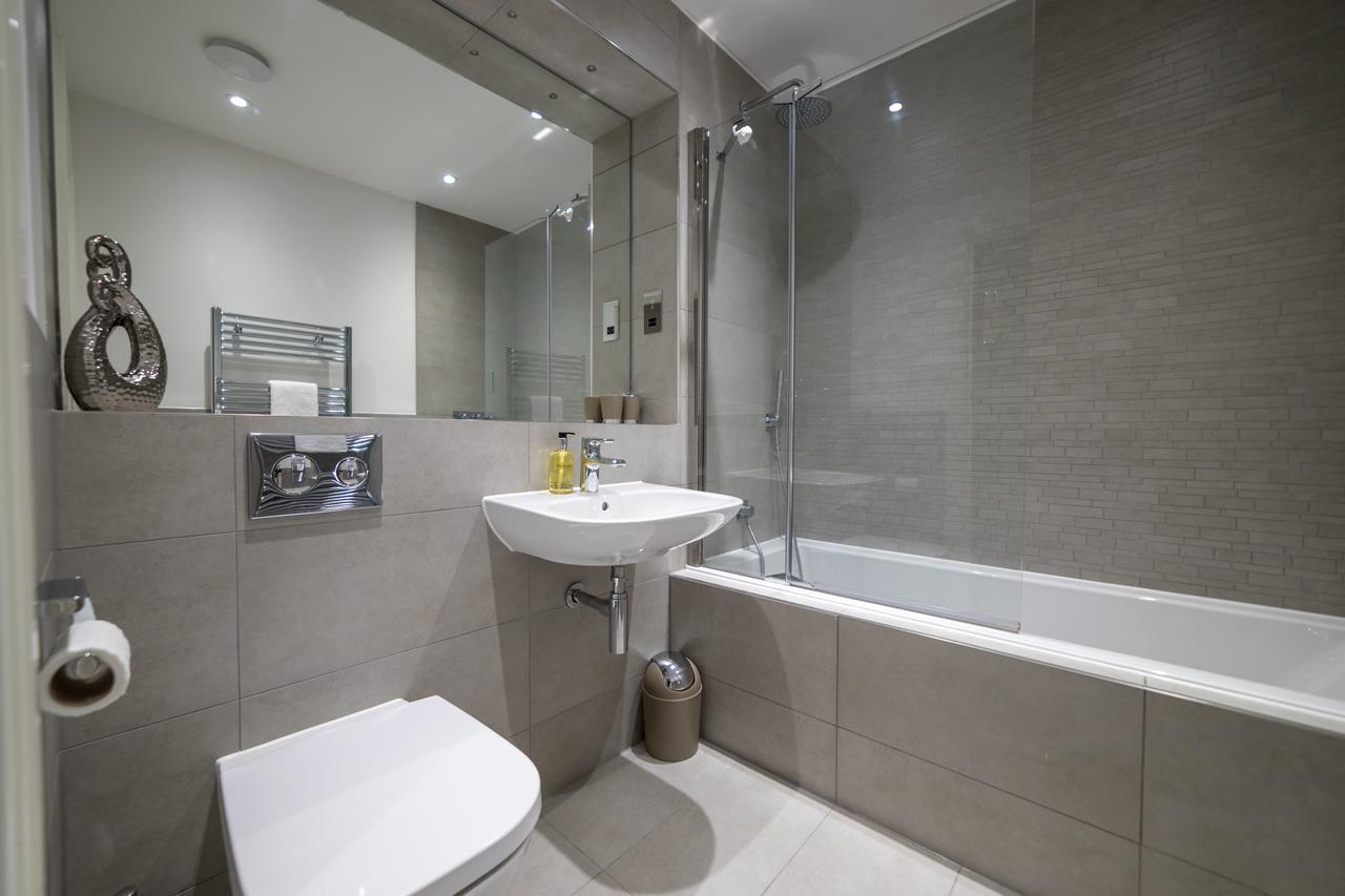 Helios Court Penthouse Serviced Apartment By Ferndale Мейдънхед Екстериор снимка