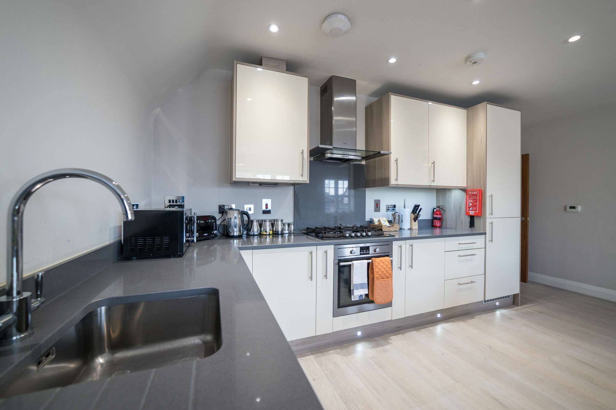 Helios Court Penthouse Serviced Apartment By Ferndale Мейдънхед Екстериор снимка