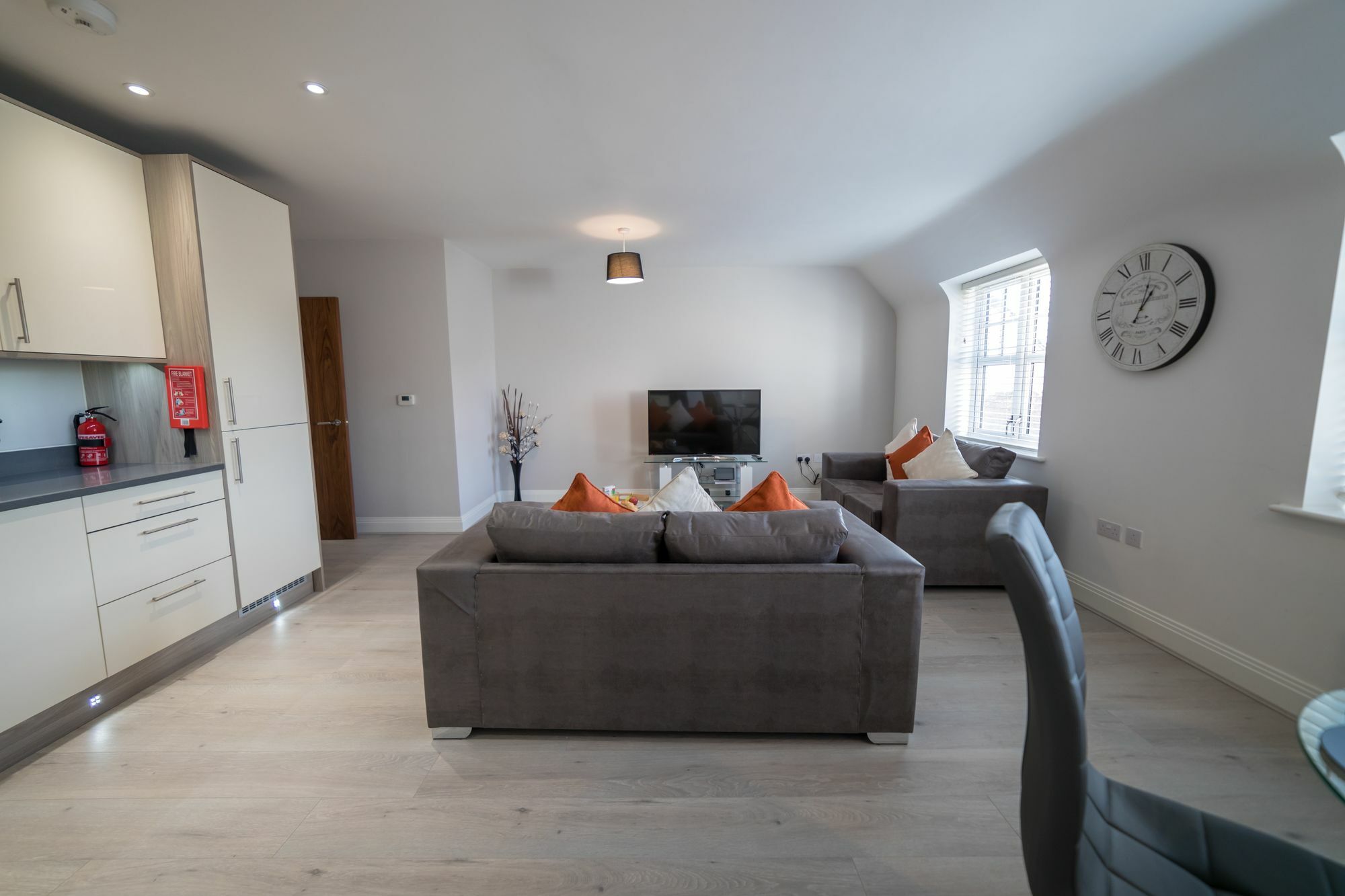 Helios Court Penthouse Serviced Apartment By Ferndale Мейдънхед Екстериор снимка