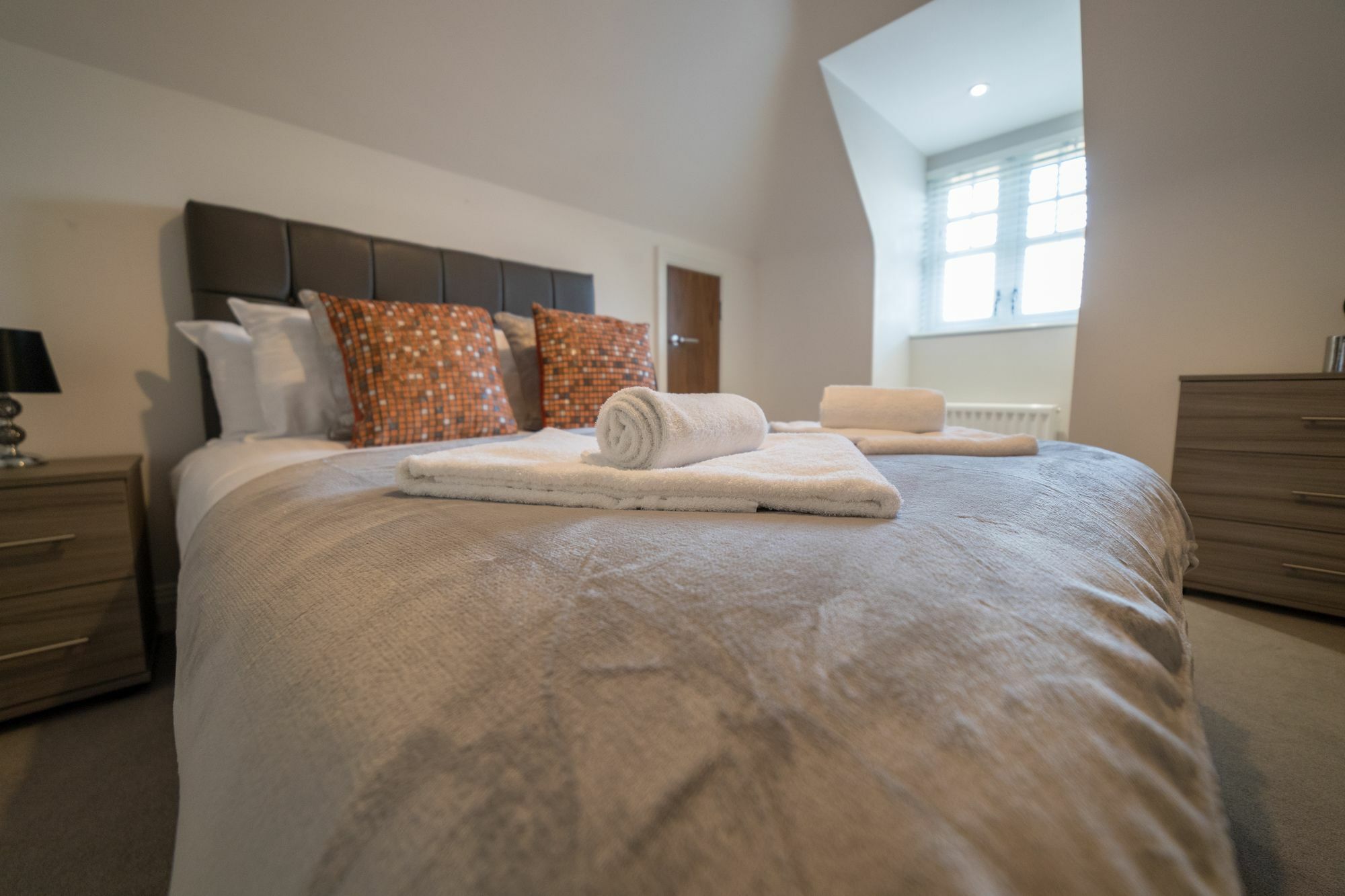 Helios Court Penthouse Serviced Apartment By Ferndale Мейдънхед Екстериор снимка