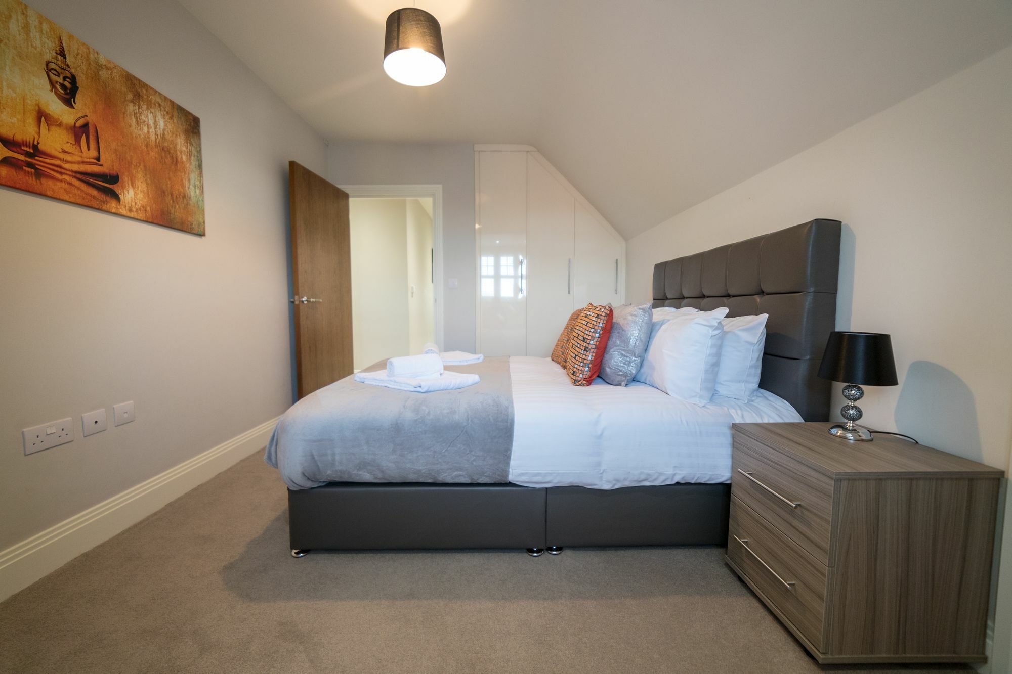 Helios Court Penthouse Serviced Apartment By Ferndale Мейдънхед Екстериор снимка