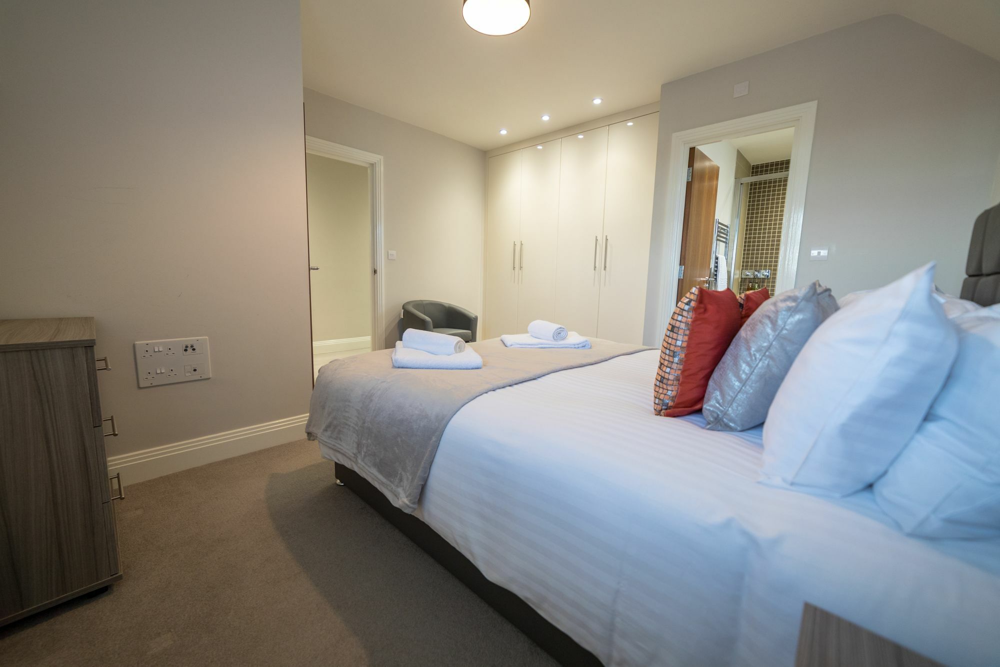 Helios Court Penthouse Serviced Apartment By Ferndale Мейдънхед Екстериор снимка