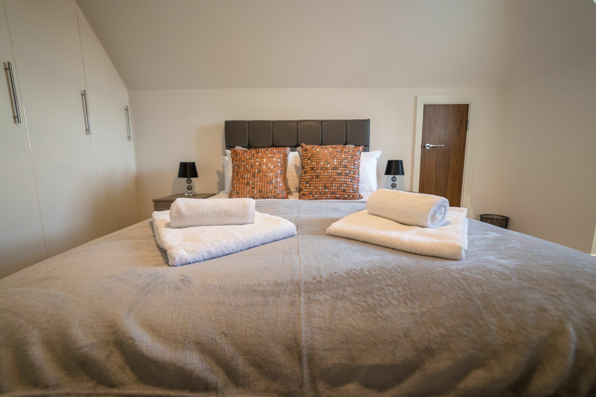 Helios Court Penthouse Serviced Apartment By Ferndale Мейдънхед Екстериор снимка