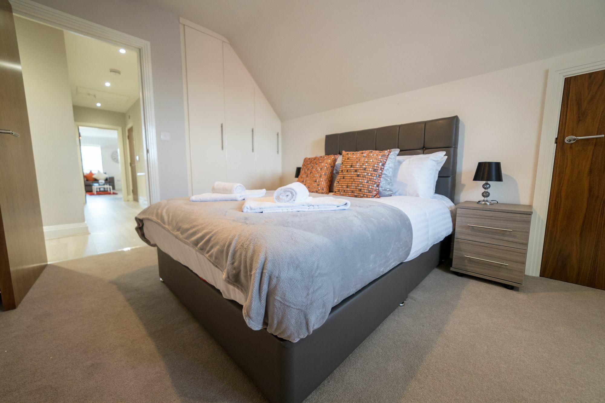 Helios Court Penthouse Serviced Apartment By Ferndale Мейдънхед Екстериор снимка